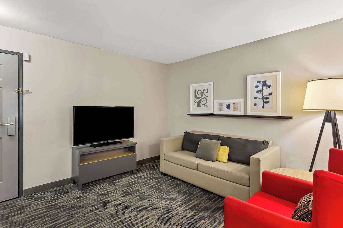 1 bedroom, Tempur-Pedic beds, desk, blackout drapes