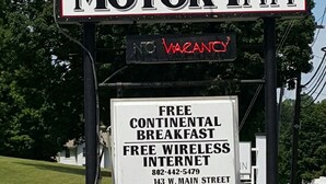 Letrero de BENNINGTON MOTOR INN que anuncia comodidades como desayuno continental gratuito e internet inalámbrico gratis.