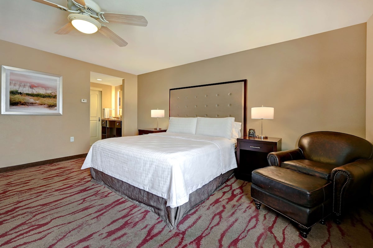 Premium bedding, in-room safe, desk, laptop workspace