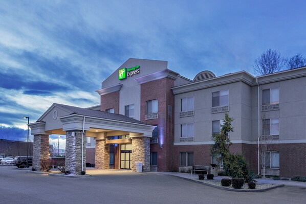 A Holiday Inn Express hotel with a brick facade, a covered entrance, and a parking lot. - Holiday Inn Express Ellensburg by IHG (Ellensburg)