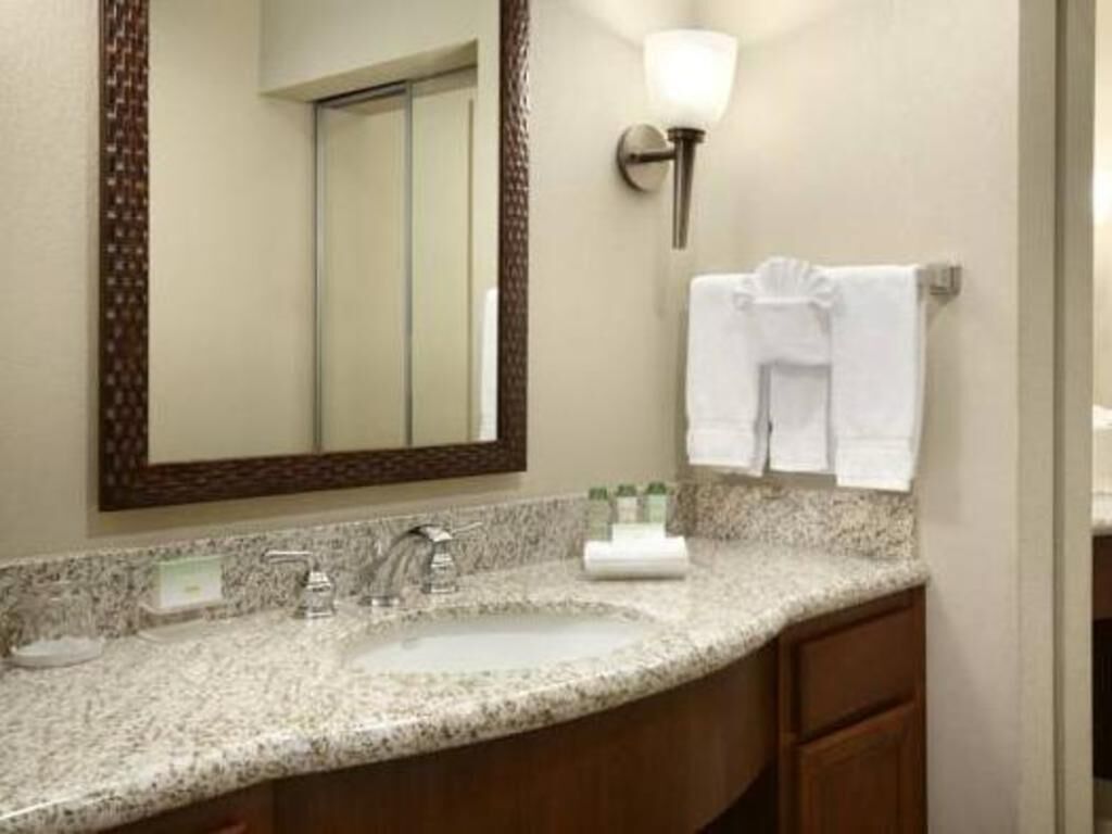 Bathroom | Combined shower/tub, free toiletries, hair dryer, towels