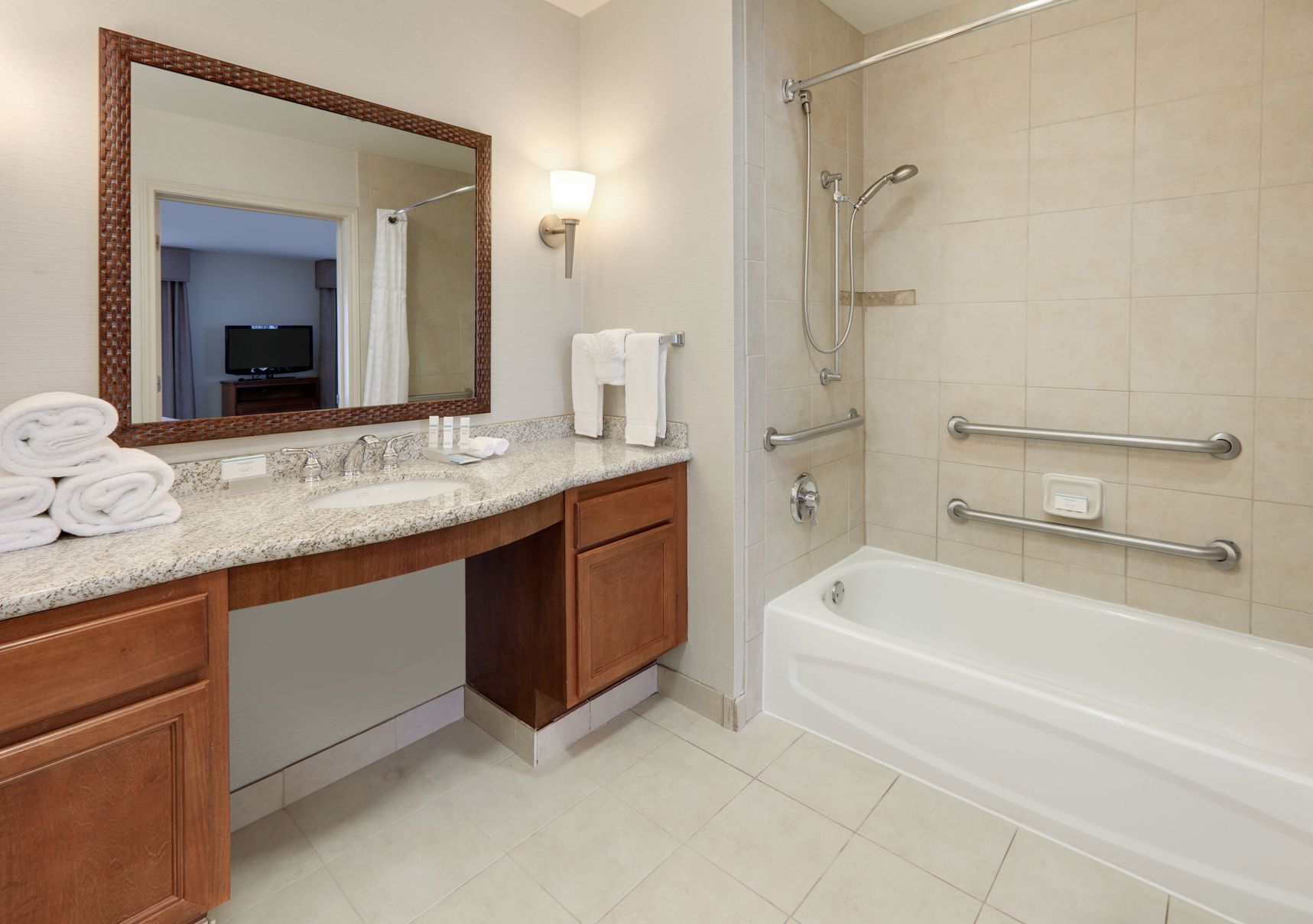 Bathroom | Combined shower/tub, free toiletries, hair dryer, towels