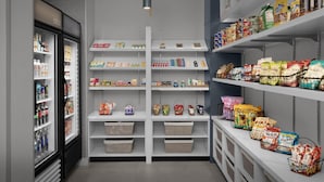Un supermarché doté de rayons réfrigérés et non réfrigérés, d’étagères remplies de divers produits et de paniers pour faire les courses.