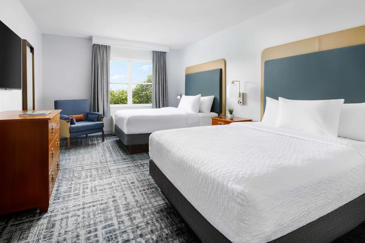 2 queens 1 bed room ste non-smoking  | down duvets, pillow-top beds, in-room safe, desk