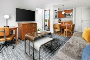 Down duvets, pillow-top beds, in-room safe, desk - Homewood Suites by Hilton Portsmouth (Portsmouth)
