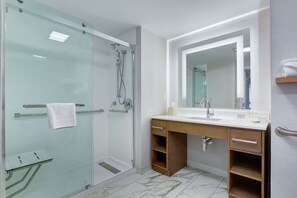 Suite con 2 dorm. | Baño | Amenidades de baño gratuitas, secadora de cabello, toallas 