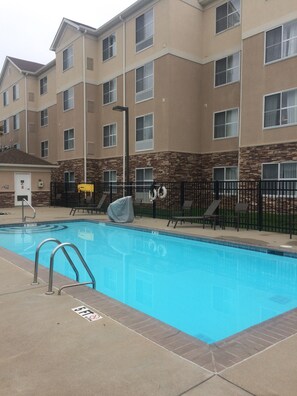 Seasonal outdoor pool, open 10 AM to 10 PM, sun loungers - Homewood Suites by Hilton Louisville-East (Louisville)