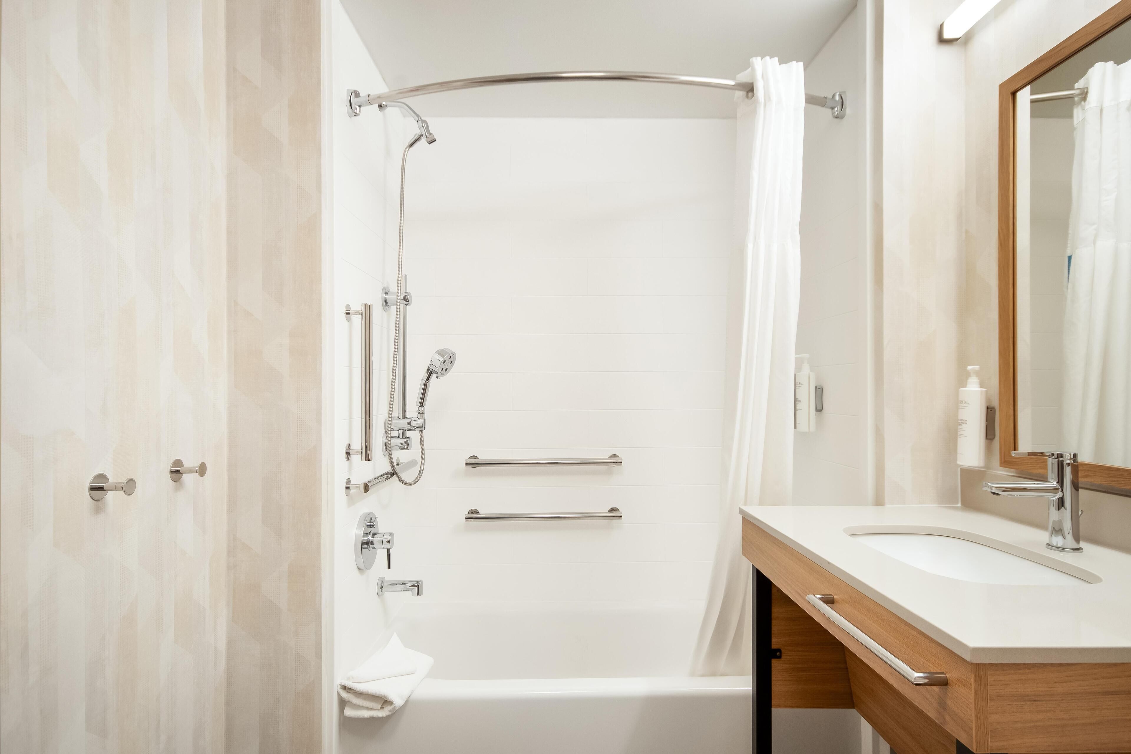 Combined shower/bathtub, free toiletries, hair dryer, towels