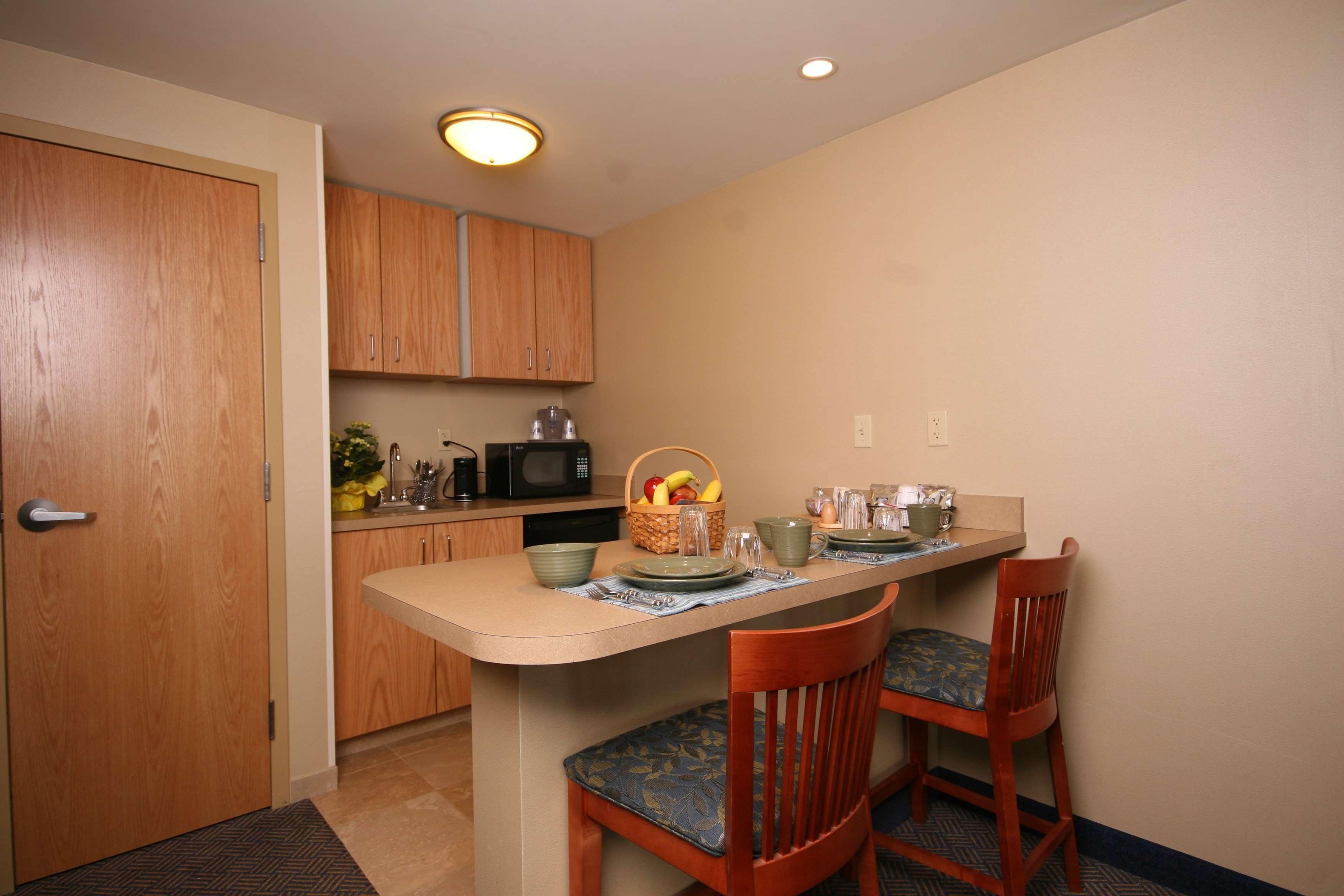 suite, 1 king bed, jetted tub | private kitchen | mini-fridge, coffee/tea maker
