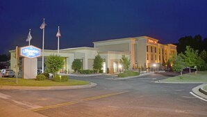 A hotel with a large sign, a parking lot, and a well-lit entrance. - Hampton Inn Vidalia (Vidalia)