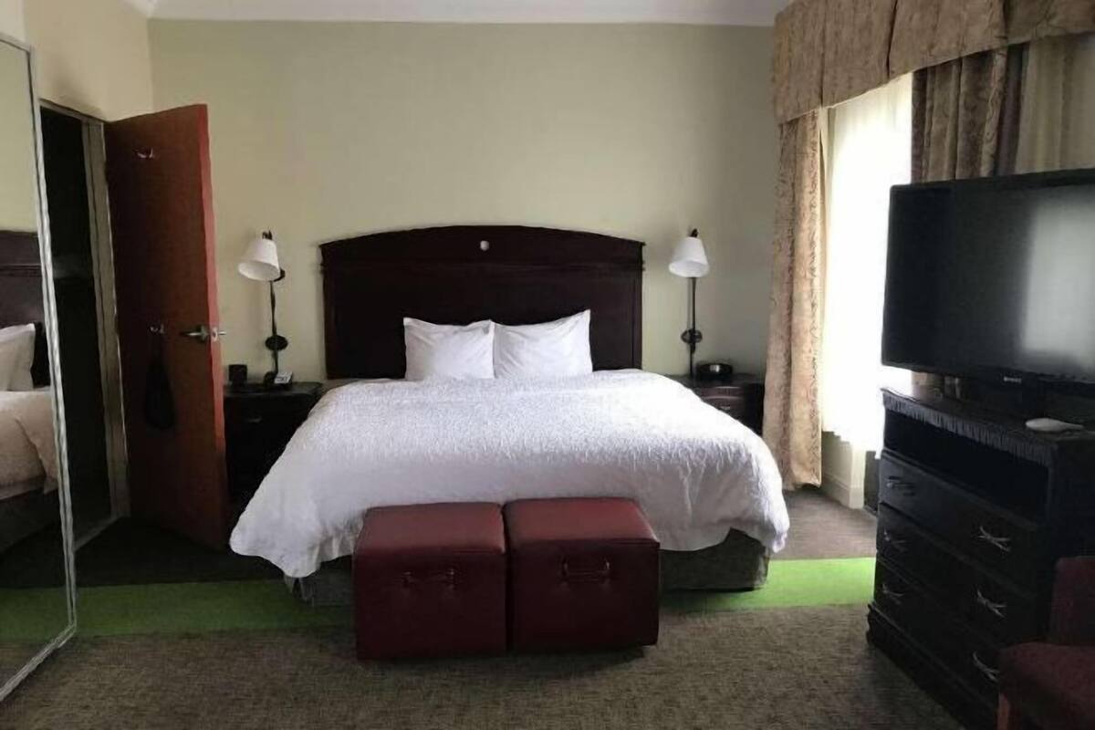 Zimmersafe, Schreibtisch, Bügeleisen/Bügelbrett, kostenlose Babybetten