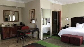 A hotel room with a bed, a desk, a chair, a mirror, a wardrobe, and a bathroom. - Hampton Inn Vidalia (Vidalia)