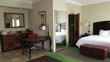 Suite, 1 Tempat Tidur King, Bebas Asap Rokok | Brankas, meja kerja, setrika/meja setrika, dan tempat tidur bayi gratis