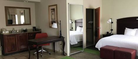 Suite, 1 très grand lit, non-fumeurs | Coffres-forts dans les chambres, bureau, fer et planche à repasser