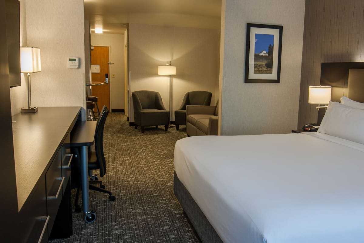 Standard Room, 1 Queen Bed, Accessible (Roll-In Shower) | Hypo-allergenic bedding, Tempur-Pedic beds, in-room safe, desk