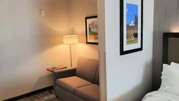 ملاءات للفراش لا تسبب الحساسية وأسرّة تيمبور بديك وخزنة داخل الغرفة