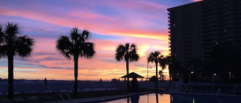 Una piscina al aire libre, tumbonas