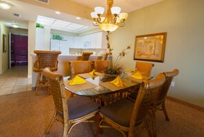 In-room dining - Getaways at Destin Holiday Beach Resort (Destin)