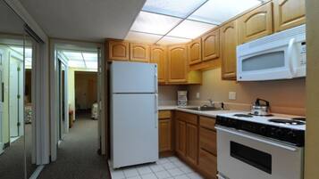 Appart'hôtel Deluxe, 1 chambre | Cuisine privée | Réfrigérateur, micro-ondes, four, plaque de cuisson