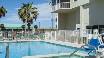 Kolam renang terbuka, kerusi lepak pantai