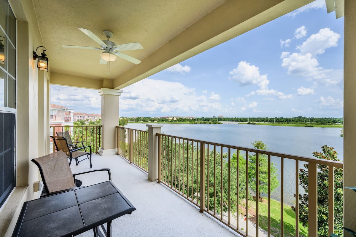 Lakeview Condo 3 Bedroom / 2 Bath Premium | Balcony view