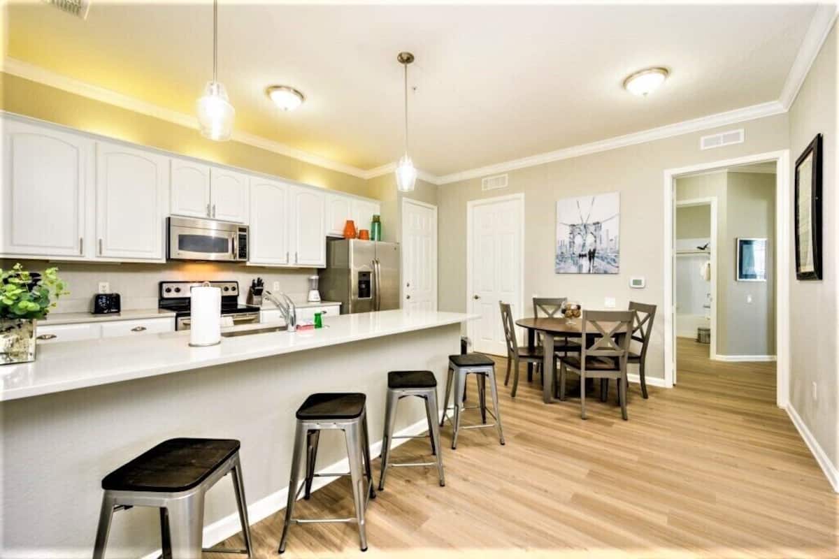 Full-sized fridge, microwave, oven, stovetop