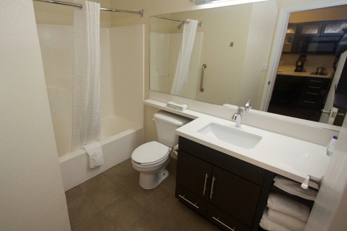 Kombinasi shower/bathtub, bathtub besar,  dan perlengkapan mandi gratis