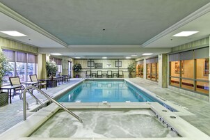 Una piscina techada, sillones reclinables de piscina