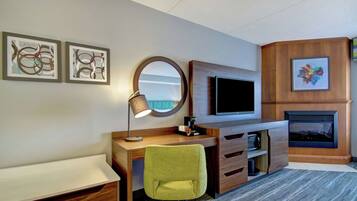 Basic Suite, 1 King Bed, Non Smoking, Jetted Tub | In-room safe, desk, laptop workspace, soundproofing
