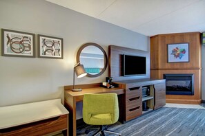 Basic Suite, 1 King Bed, Non Smoking, Jetted Tub | In-room safe, desk, laptop workspace, soundproofing