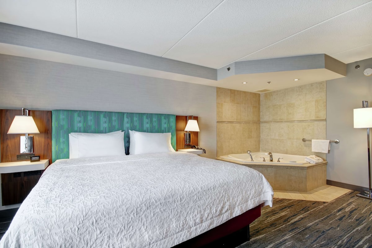 Suite básica, 1 cama de matrimonio grande, no fumadores, bañera de hidromasaje | 1 dormitorio, caja fuerte, escritorio
