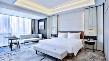 Deluxe-dobbeltværelse | Minibar, pengeskab på værelset, skrivebord, mørklægningsgardiner