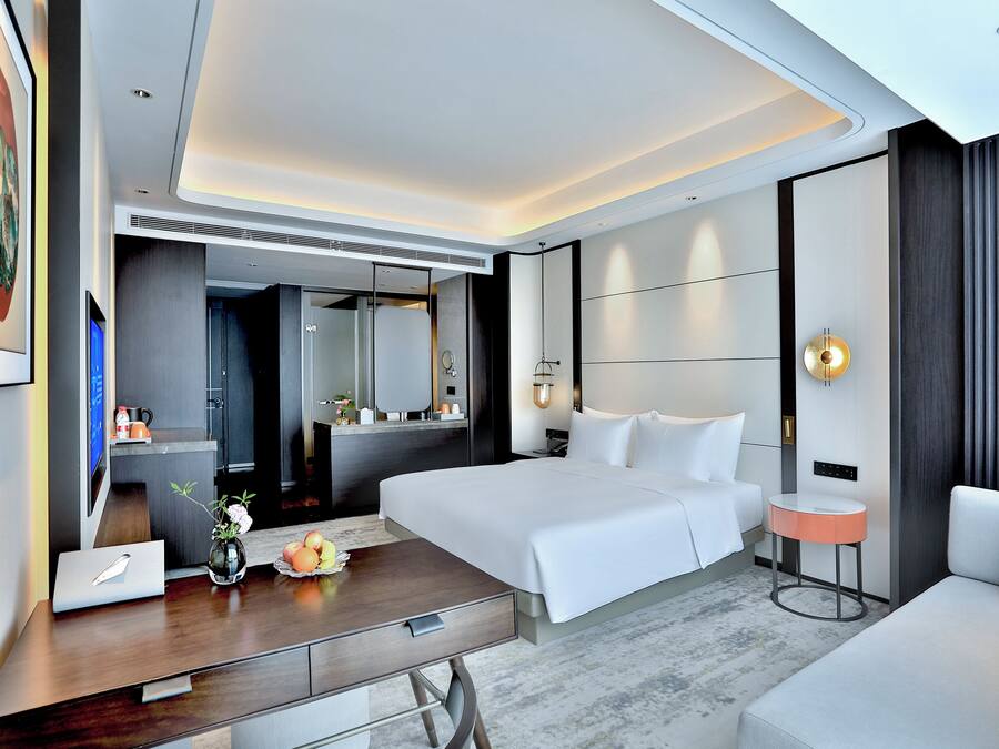 Minibar, caja de seguridad en la habitación y escritorio