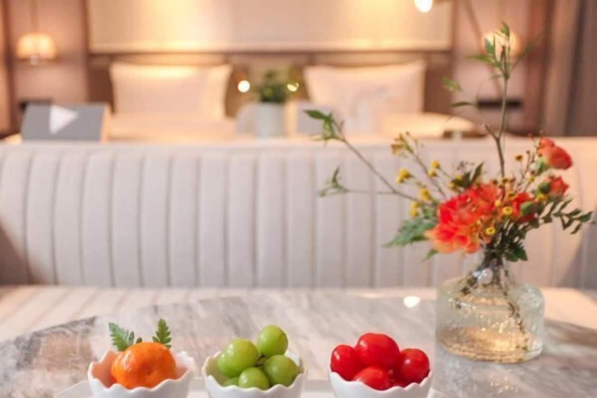 Minibar, coffres-forts dans les chambres, bureau, rideaux occultants