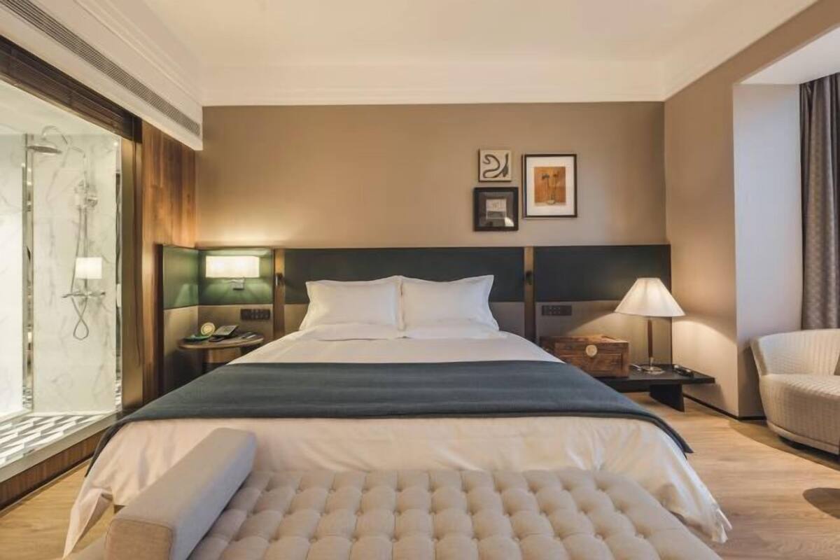 Minibar, in-room safe, alarm clocks