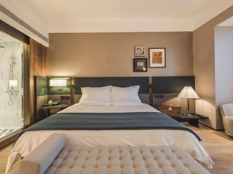 Minibar, in-room safe, alarm clocks
