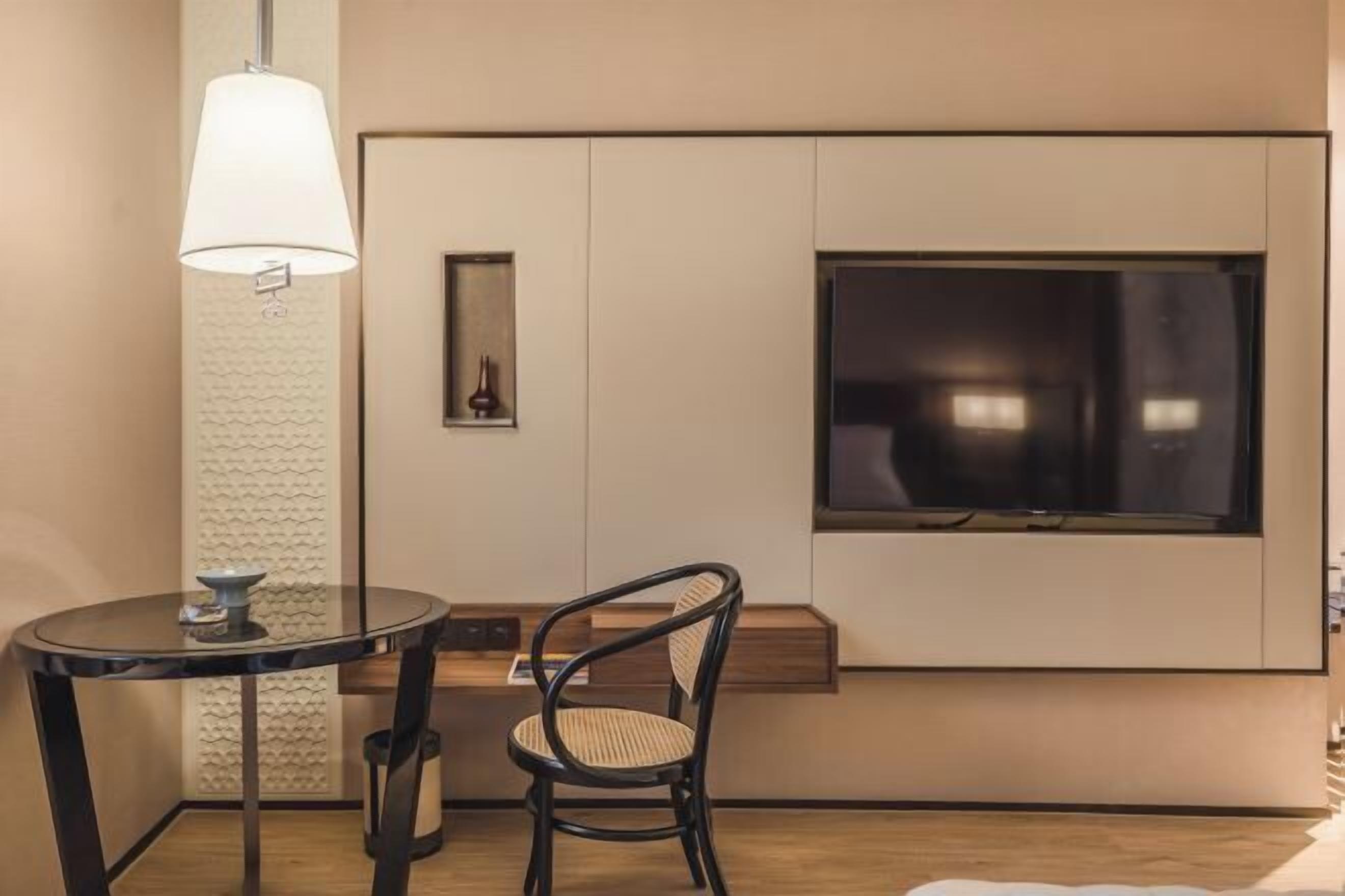 Minibar, in-room safe, alarm clocks