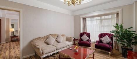 Minibar, Zimmersafe, Wecker