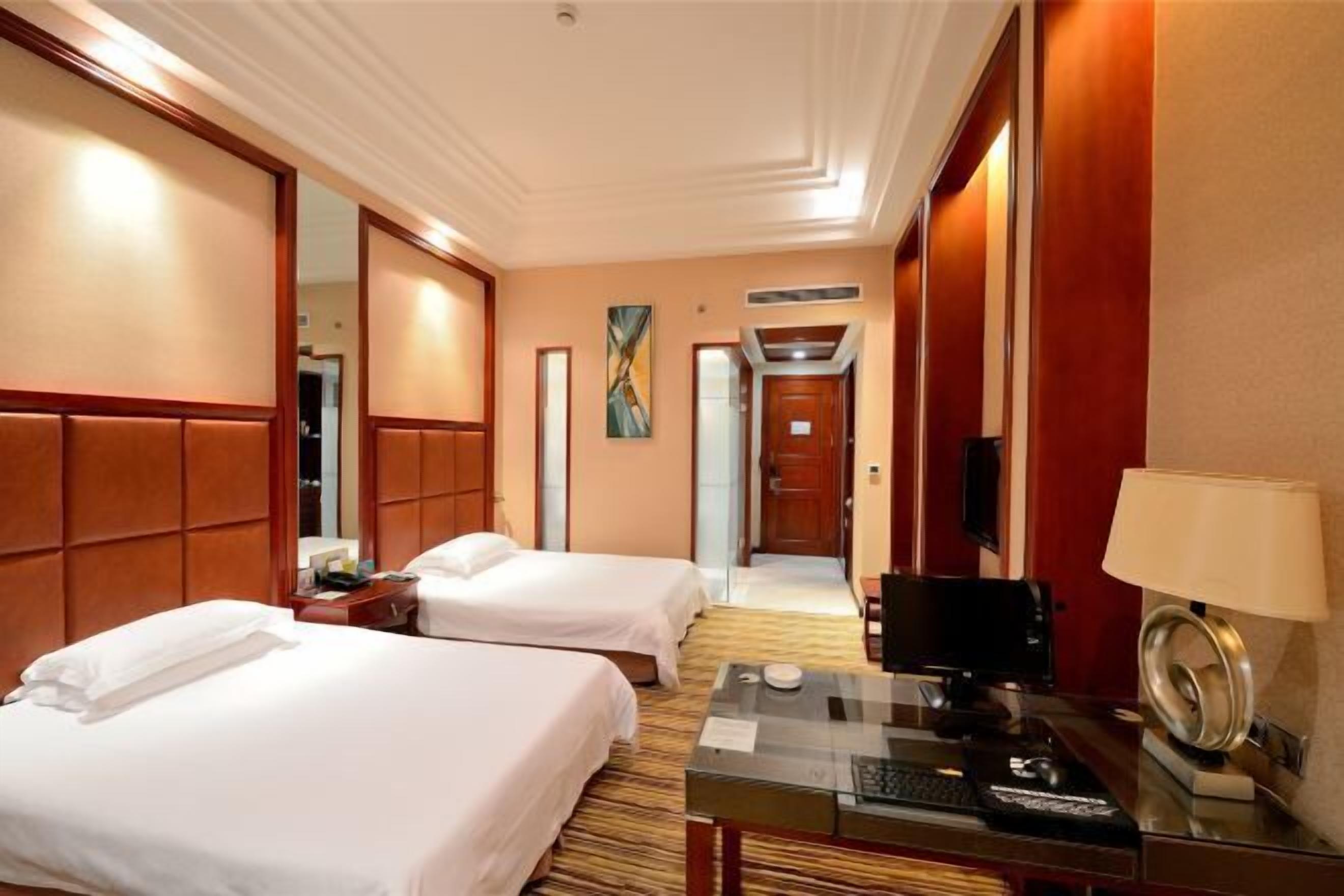 Minibar, safe på rommet og vekkerklokke