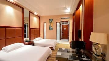 Minibar, safe på rommet og vekkerklokke