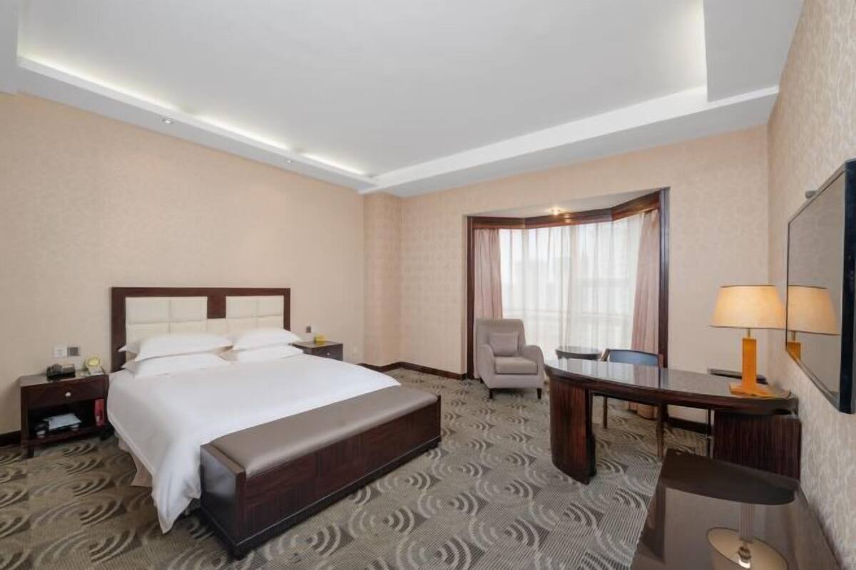 Minibar, in-room safe, alarm clocks