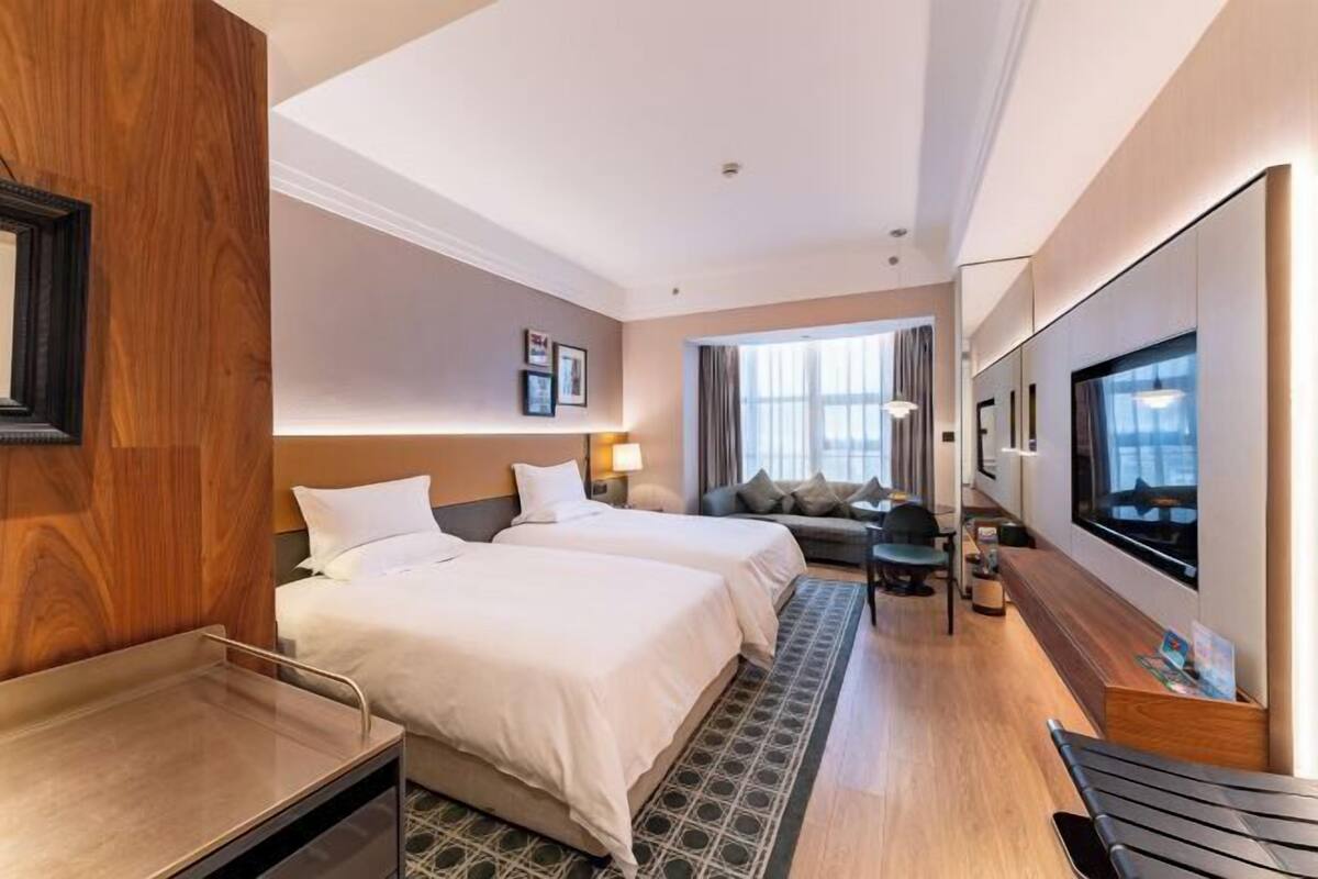 Minibar, in-room safe, alarm clocks