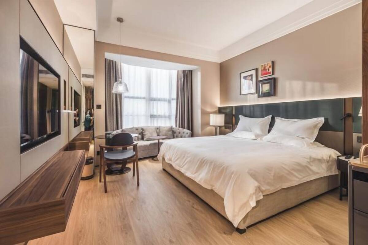 Minibar, in-room safe, alarm clocks