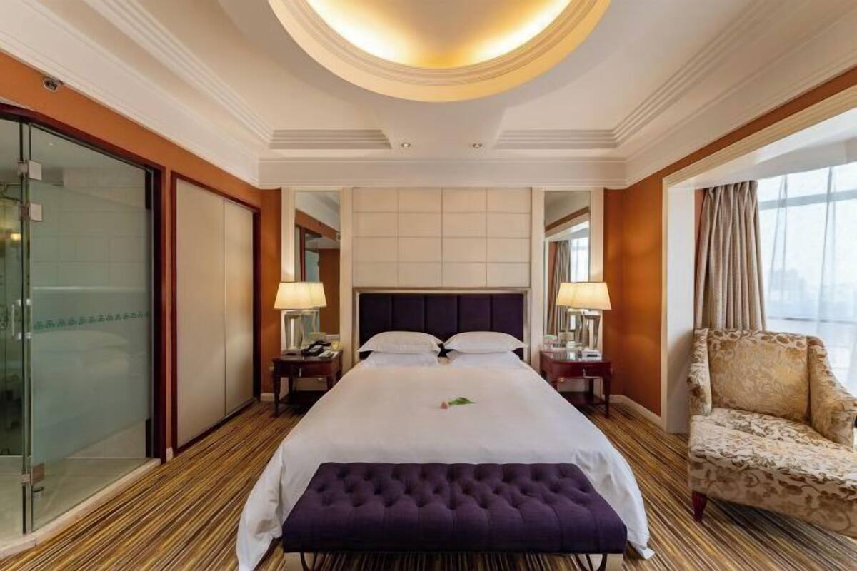 Minibar, in-room safe, alarm clocks