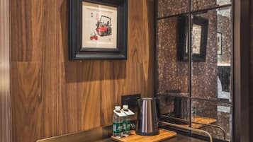 Minibar, safe på rommet og vekkerklokke