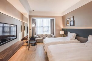 Minibar, caja de seguridad en la habitación y despertador 