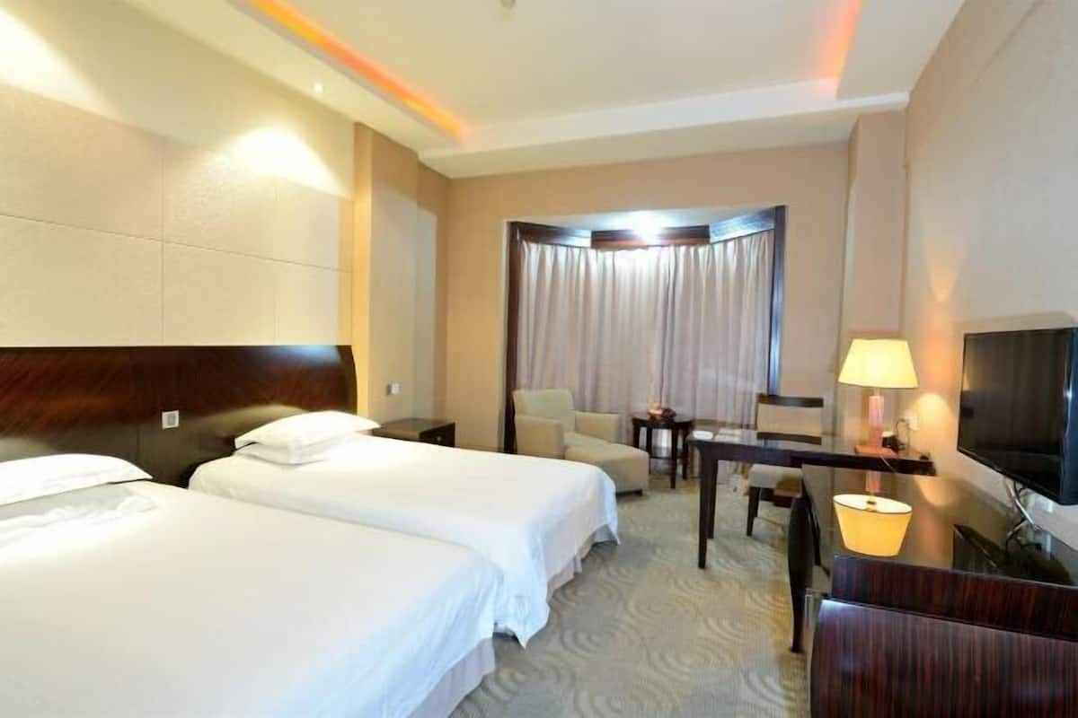 Minibar, in-room safe, alarm clocks