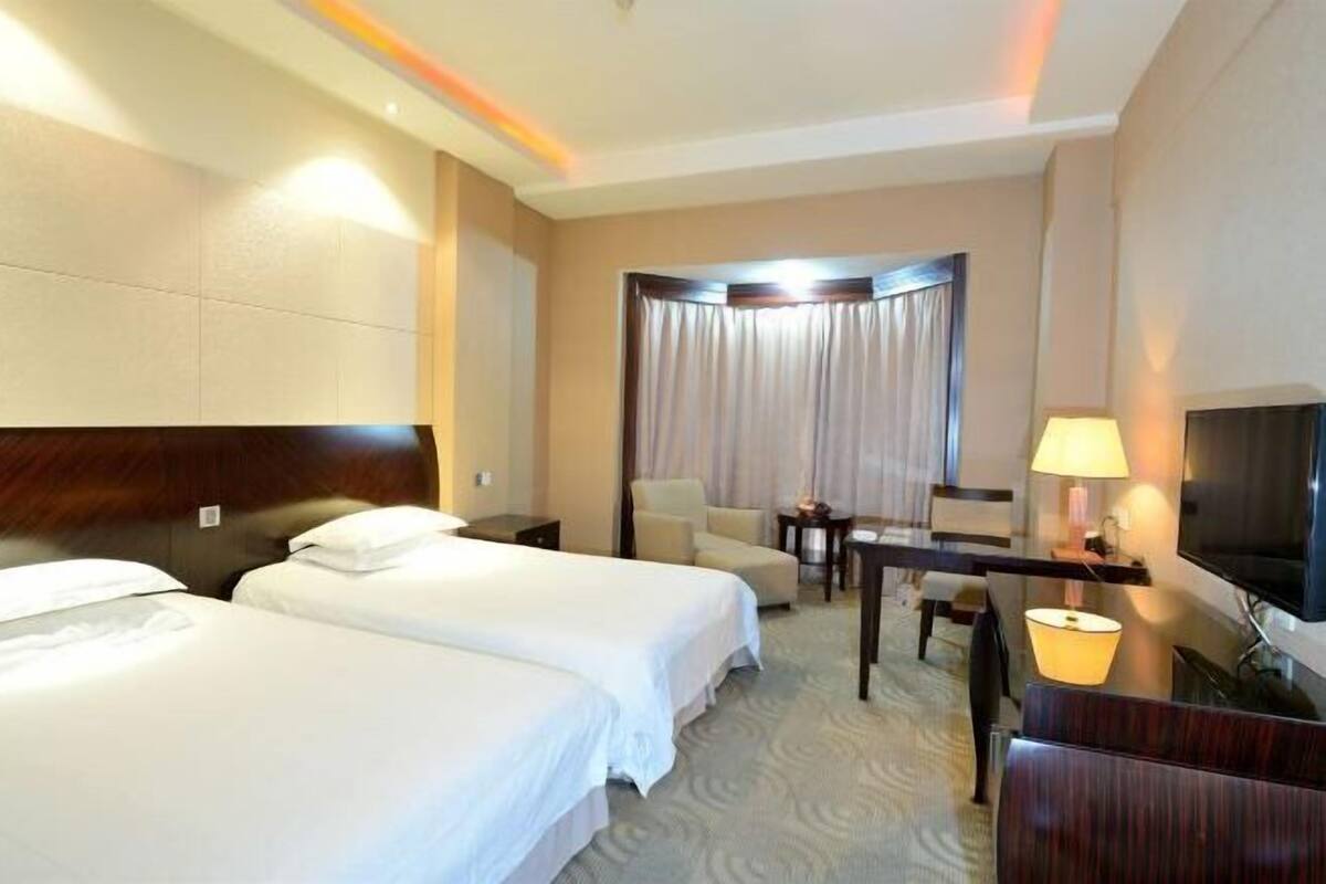 Minibar, in-room safe, alarm clocks