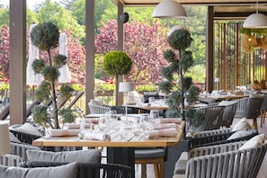 4 restaurants, lunch served