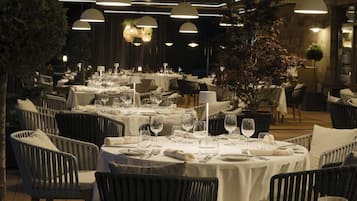 4 restaurantes; se sirve almuerzo y cena